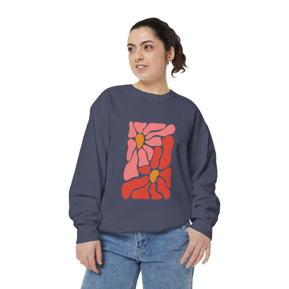 Pink Retro Flower Graphic Garment-Dyed Women's Hooded Sweatshirt