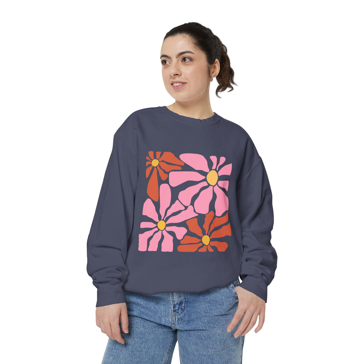 Retro Pink Daisy Graphic Garment-Dyed Women's Sweatshirt