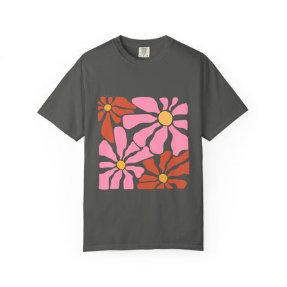 Retro Pink Daisy Graphic Garment-Dyed Women's T-Shirt