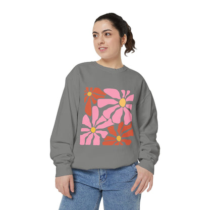 Retro Pink Daisy Graphic Garment-Dyed Women's Sweatshirt