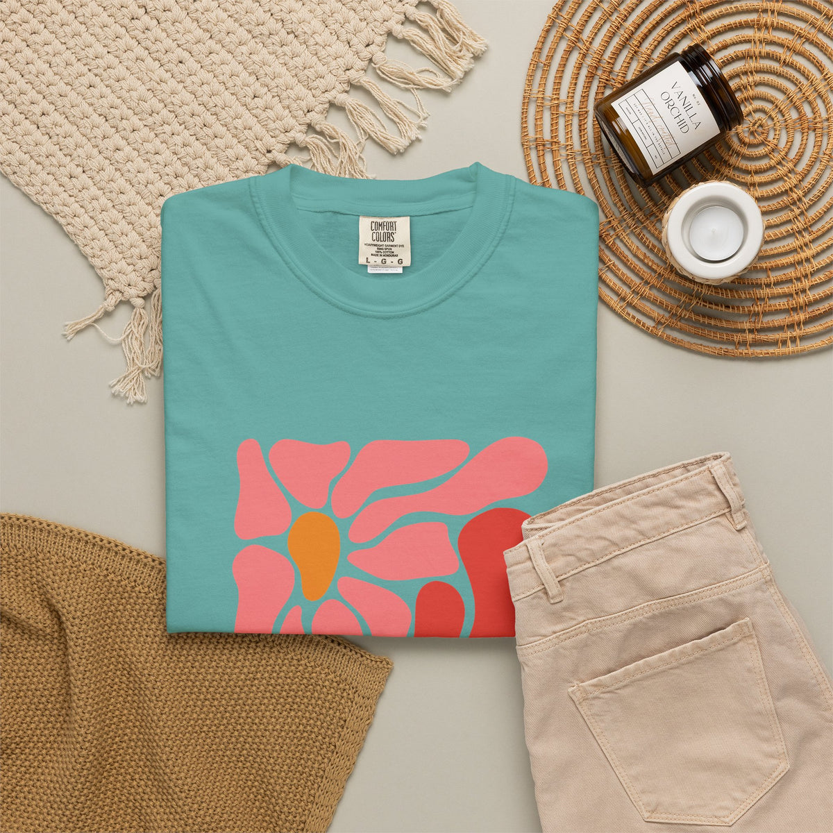 Pink Retro Flower Graphic Garment-Dyed Women's T-Shirt