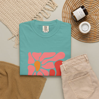 Pink Retro Flower Graphic Garment-Dyed Women's T-Shirt