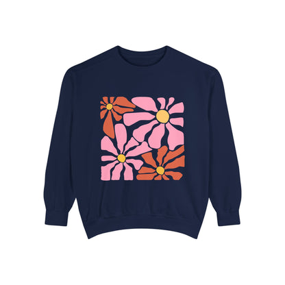 Retro Pink Daisy Graphic Garment-Dyed Women's Sweatshirt