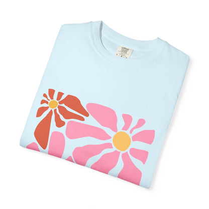 Retro Pink Daisy Graphic Garment-Dyed Women's T-Shirt