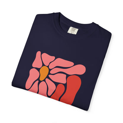 Pink Retro Flower Graphic Garment-Dyed Women's T-Shirt