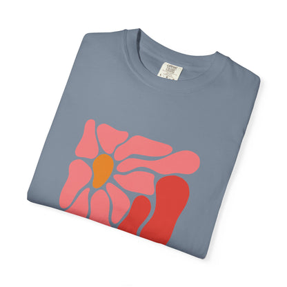 Pink Retro Flower Graphic Garment-Dyed Women's T-Shirt
