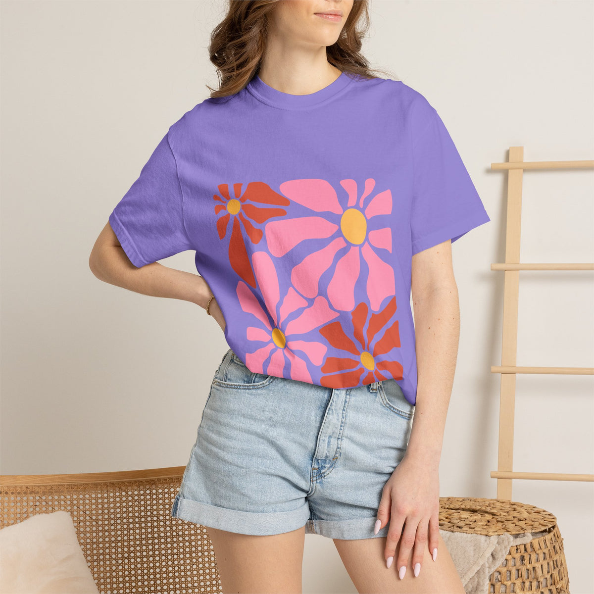 Retro Pink Daisy Graphic Garment-Dyed Women's T-Shirt