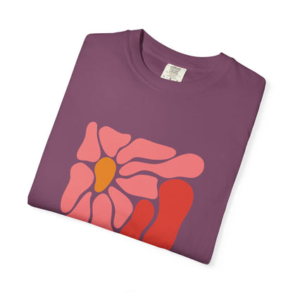 Pink Retro Flower Graphic Garment-Dyed Women's T-Shirt