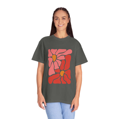 Pink Retro Flower Graphic Garment-Dyed Women's T-Shirt