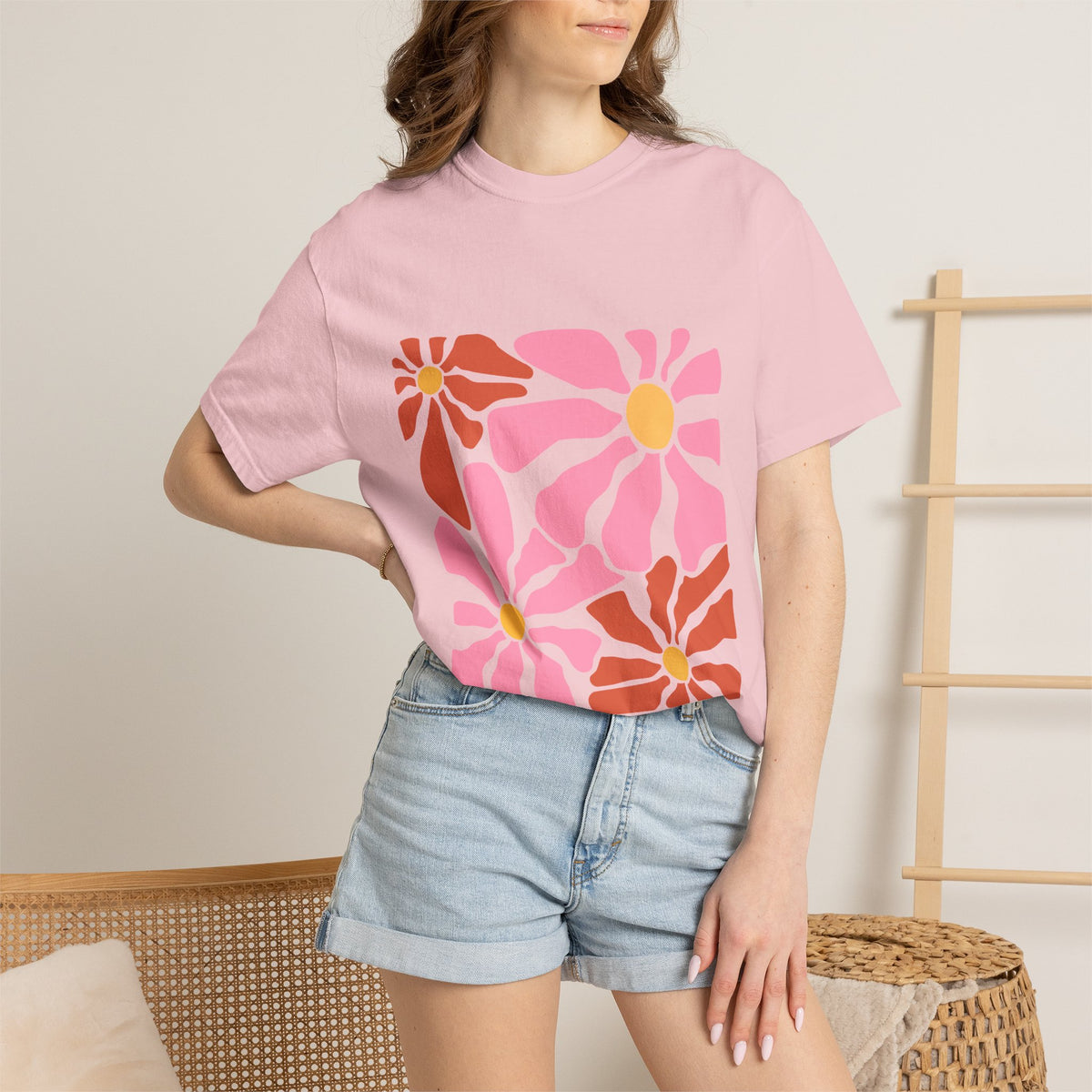 Retro Pink Daisy Graphic Garment-Dyed Women's T-Shirt