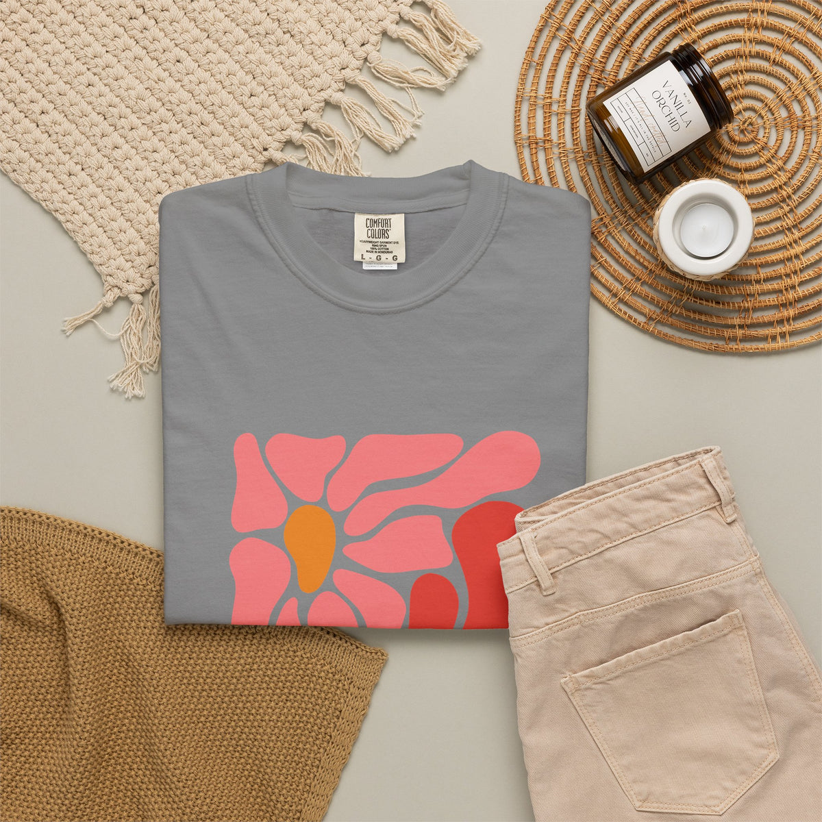 Pink Retro Flower Graphic Garment-Dyed Women's T-Shirt