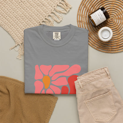 Pink Retro Flower Graphic Garment-Dyed Women's T-Shirt