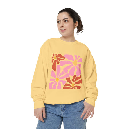Retro Pink Daisy Graphic Garment-Dyed Women's Sweatshirt