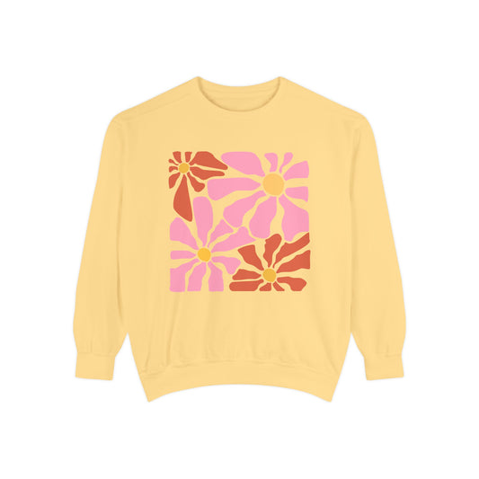 Retro Pink Daisy Graphic Garment-Dyed Women's Sweatshirt
