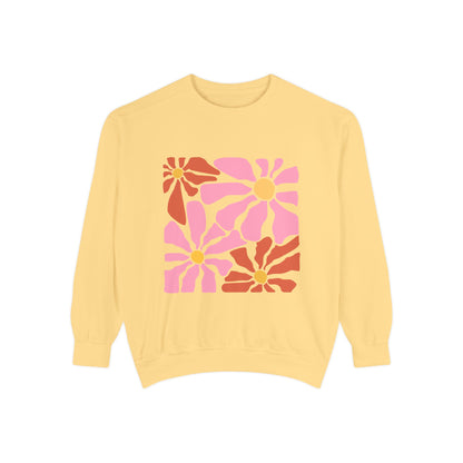 Retro Pink Daisy Graphic Garment-Dyed Women's Sweatshirt