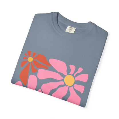 Retro Pink Daisy Graphic Garment-Dyed Women's T-Shirt