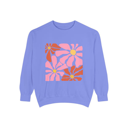 Retro Pink Daisy Graphic Garment-Dyed Women's Sweatshirt