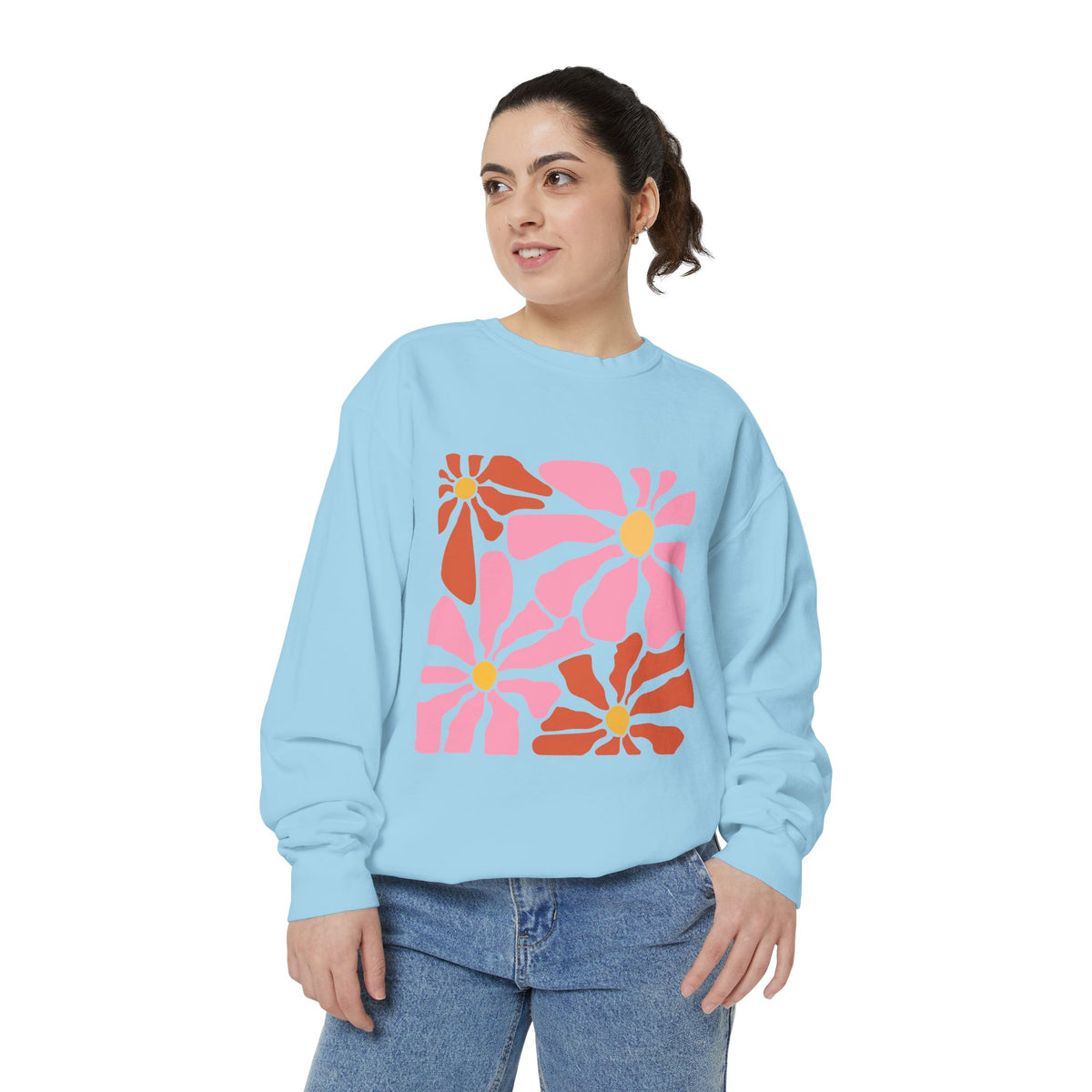 Retro Pink Daisy Graphic Garment-Dyed Women's Sweatshirt