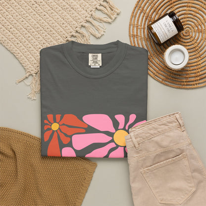 Retro Pink Daisy Graphic Garment-Dyed Women's T-Shirt