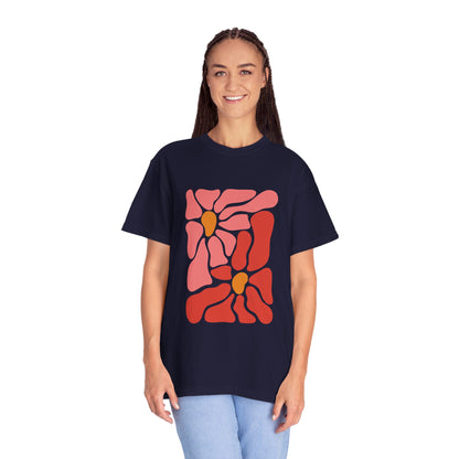 Pink Retro Flower Graphic Garment-Dyed Women's T-Shirt