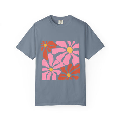 Retro Pink Daisy Graphic Garment-Dyed Women's T-Shirt
