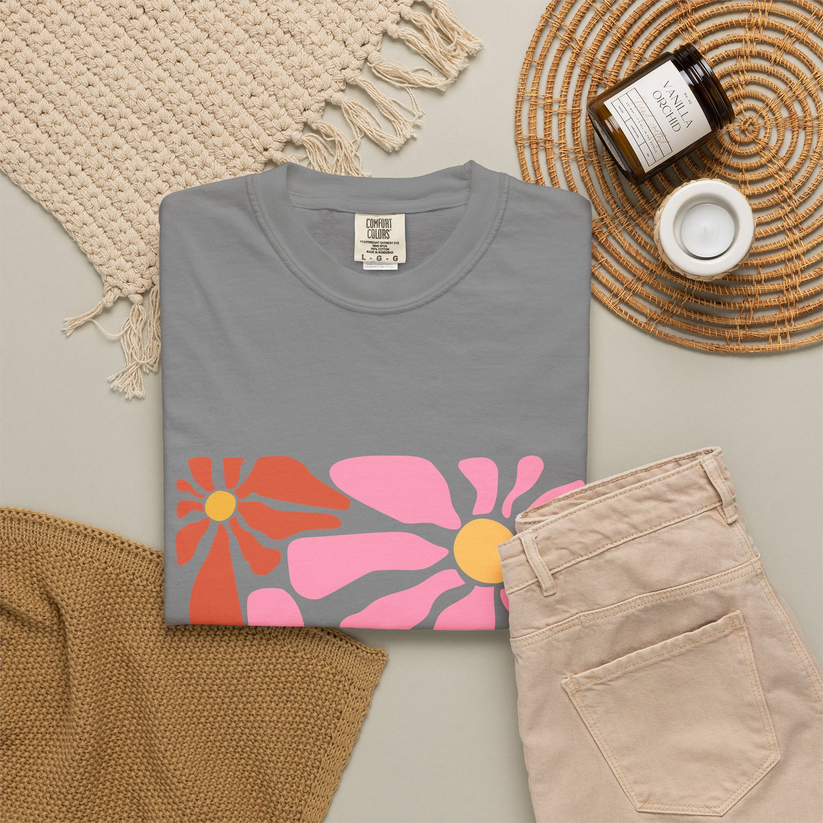 Retro Pink Daisy Graphic Garment-Dyed Women's T-Shirt
